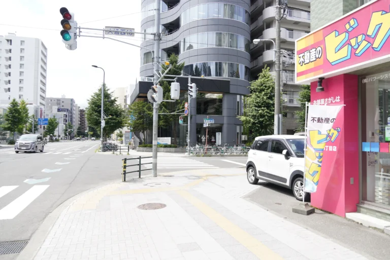 右へ曲がればこども學舎に至る道