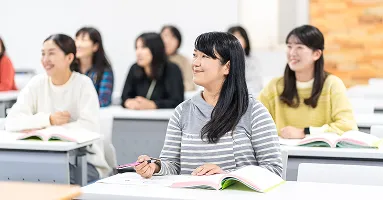 午前の授業を受けている女学生