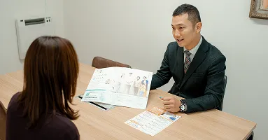 施設長が学費に関する支援制度の説明をしている