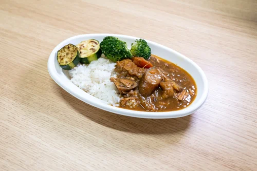 學舎内の施設長特製のカレー