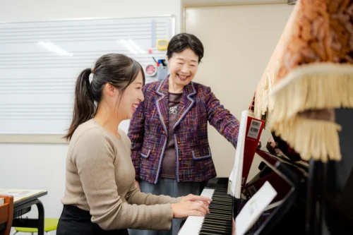 ピアノの講義を受けている様子