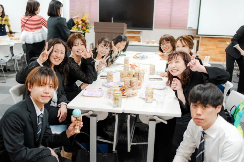 學舎内の卒業パーティーの様子