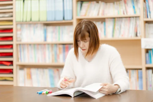 學舎内で自習をする女学生