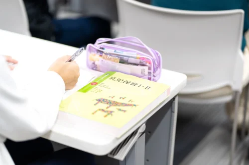 講義の受ける机の上にある教科書