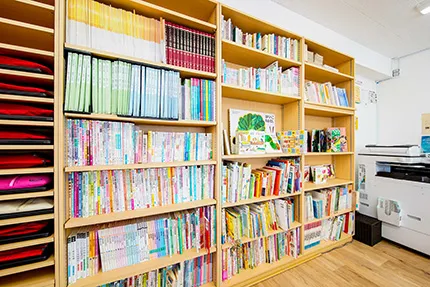こども學舎の図書コーナー。たくさんの本が並んでいる。